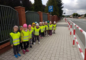 Dzieci na chodniku przy przedszkolu.